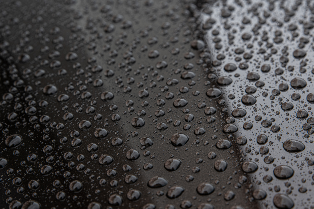 Efekt hydrofobowy po zastosowaniu produktu ceramicznego do lakieru